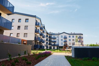 Avrupa 'da modern apartman alanı, şehir manzarası, konut binası cephesi
