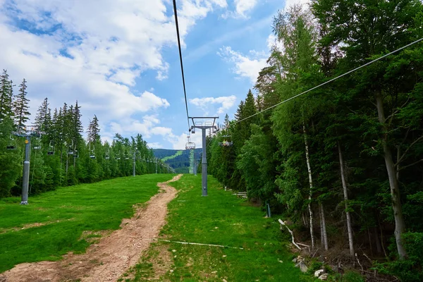 Krásné Hory Pokryté Lesem Otevřenou Lanovkou Karpacz Resort Polsku Lanovkou — Stock fotografie