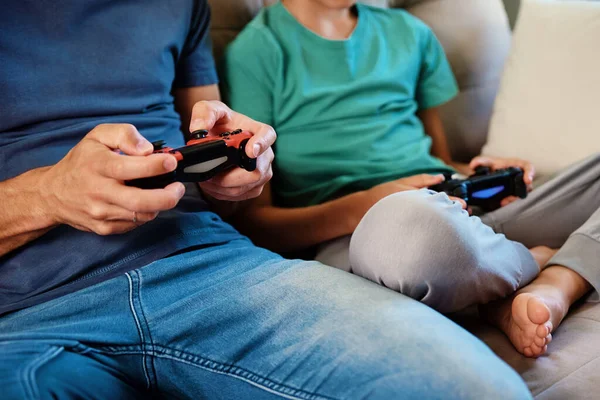 아버지 집에서 비디오 게임을 보내는 온라인 — 스톡 사진
