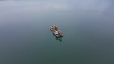 Göldeki kum madenciliği için geminin havadan görünüşü, kum çıkarma.