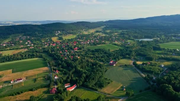 Güzel Banliyö Manzarası Köy Dağlara Yakın Yeşil Tarlaları Olan Kırsal — Stok video