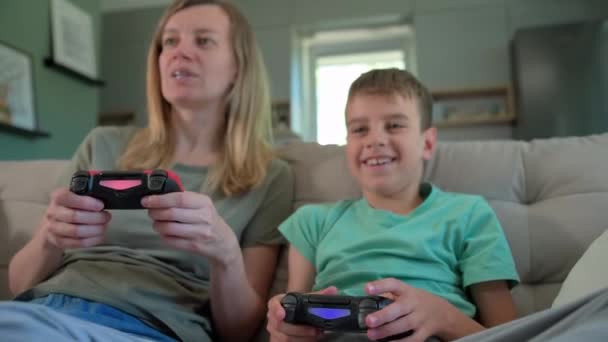 Сын Мать Играют Дома Видеоигры Семья Проводит Время Вместе Счастливые — стоковое видео