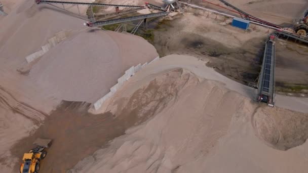 Schwere Planierraupe Bei Der Arbeit Sandbruch Luftaufnahme Gelber Schwerer Traktor — Stockvideo