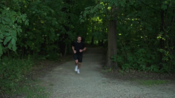 Man Hardloper Joggen Het Park Kijken Naar Fitness Horloge Sport — Stockvideo