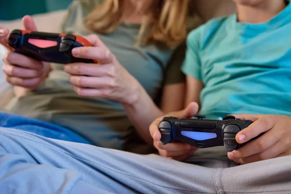 Γιος Και Μητέρα Παίζει Βιντεοπαιχνίδι Στο Σπίτι Οικογενειακή Ξοδεύουν Χρόνο — Φωτογραφία Αρχείου