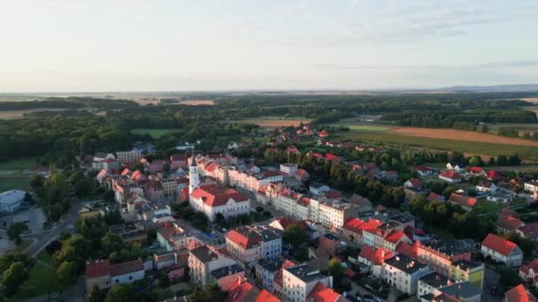 Blick Aus Der Vogelperspektive Auf Eine Kleinstadt Europa Bei Sonnenuntergang — Stockvideo