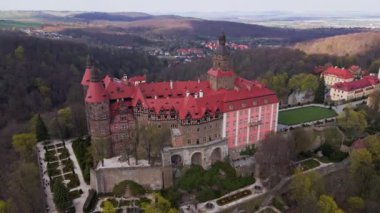 Polonya, Aşağı Silezya 'daki Walbrzych yakınlarındaki Ksiaz kalesi üzerinde insansız hava aracı uçuşu. Avrupa 'nın ünlü tarihi turistik yeri