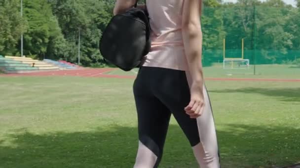 Achteraanzicht Van Het Meisje Met Sporttas Stadionbaan Vrouw Fitnesstraining Zomerdag — Stockvideo