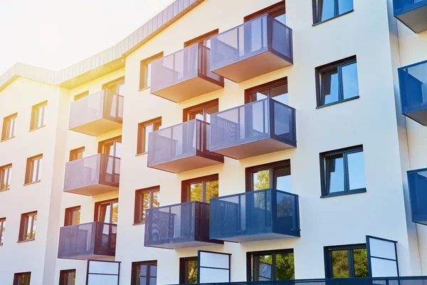 Avrupa 'da modern apartman alanı, şehir manzarası, konut binası cephesi