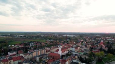 Gün batımında Avrupa 'daki küçük bir kasabanın yukarıdan görünüşü Polonya' daki Katy Wroclawskie 'nin havadan görünüşü belediye binası, kilise ve caddeleri olan küçük bir şehrin merkezinde insansız hava aracı uçurması.