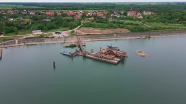 Göldeki kum madenciliği için geminin havadan görünüşü, kum çıkarma.