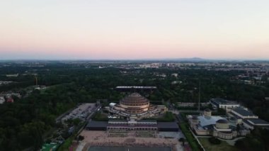 İnsanlar Polonya 'nın Wroclaw şehrindeki Hala Stulecia' da multimedya çeşmesinin yanında dinleniyorlar. Centennial Hall, UNESCO Dünya Mirası Alanına sahip şehir manzarası