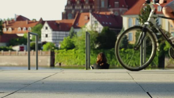 View Embankment Tourists Passing Bicycles Blurred Background People Walking Streets — Vídeo de Stock