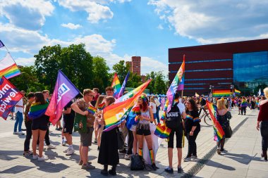 Gurur yürüyüşünde LGBTQ bayrakları olan insanlar. Hoşgörü, çeşitlilik ve cinsiyet kimlik kavramı. Şehir caddesinde gösteri var. Wroclaw, Polonya - 11 Haziran 2022