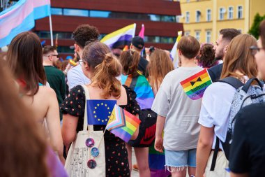 Gurur yürüyüşünde LGBTQ bayrakları olan insanlar. Hoşgörü, çeşitlilik ve cinsiyet kimlik kavramı. Şehir caddesinde gösteri var. Wroclaw, Polonya - 11 Haziran 2022
