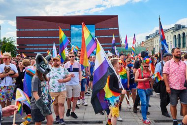 Gurur yürüyüşünde LGBTQ bayrakları olan insanlar. Hoşgörü, çeşitlilik ve cinsiyet kimlik kavramı. Şehir caddesinde gösteri var. Wroclaw, Polonya - 11 Haziran 2022