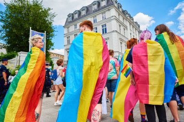 Gurur yürüyüşünde LGBTQ bayrakları olan insanlar. Hoşgörü, çeşitlilik ve cinsiyet kimlik kavramı. Şehir caddesinde gösteri var. Wroclaw, Polonya - 11 Haziran 2022