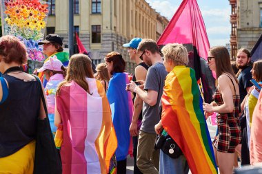 Gurur yürüyüşünde LGBTQ bayrakları olan insanlar. Hoşgörü, çeşitlilik ve cinsiyet kimlik kavramı. Şehir caddesinde gösteri var. Wroclaw, Polonya - 11 Haziran 2022