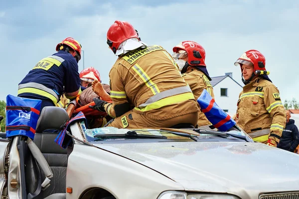 Bomberos Durante Entrenamiento Operación Rescate Los Rescatistas Desbloquean Pasajero Coche — Foto de Stock