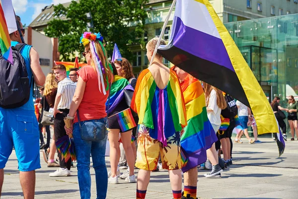 プライドパレードにLgbtqの虹の旗を持つ人々 多様性 ジェンダーアイデンティティの概念 街の通りでデモに群衆 ポーランド ヴロツワフ 2022年6月11日 — ストック写真