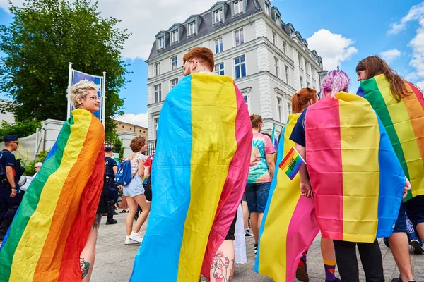 Lidé Duhovými Vlajkami Lgbtq Přehlídce Hrdosti Tolerance Rozmanitost Koncepce Genderové — Stock fotografie