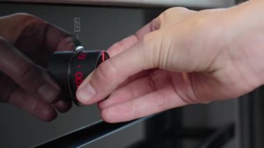 Kadın eli elektrikli fırın kontrol panelinde pişirme programı elektrikli fırın kullanan kadın, modern ev aletleri.