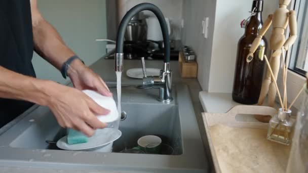 Чоловік Миє Посуд Мийці Кухні Біля Вікна Таймлапс Щоденні Рутинні — стокове відео