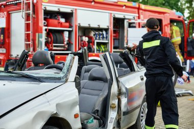 Kurtarma operasyonu eğitiminde itfaiyeciler. Kurtarma ekipleri kazadan sonra yolcunun kapısını açtılar. Katy Wroclawskie, Polonya - 28 Mayıs 2022