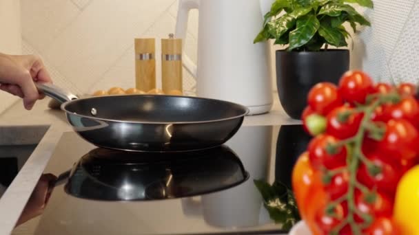 Modern Mutfak Aletleri Indüksiyon Sobasını Çelik Tavayla Açmak Parmak Sensör — Stok video