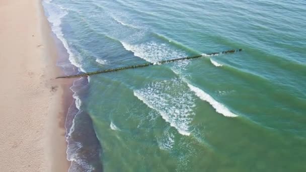 Aerial View Beautiful Sea Waves Splashes Baltic Sea Coast Sand — ストック動画