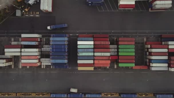 Процес Завантаження Контейнерів Maersk Терміналі Розвантаження Контейнерів Складах Залізничній Платформі — стокове відео