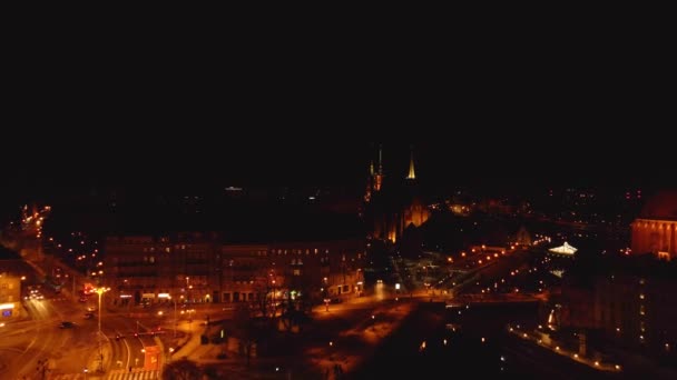 夜の空中ビューポーランドのヴロツワフのパノラマの街並み タンスキー島の聖ヨハネ大聖堂 バード ビュー — ストック動画
