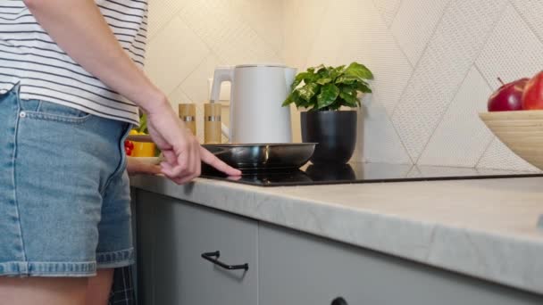 Modern Köksutrustning Kvinna Hand Slå Induktion Spis Med Stål Stekpanna — Stockvideo