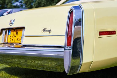 Bej rengi Cadillac Eldorado Biarritz eski araba sergisinde. Klasik Amerikan retro arabası. Katy Wroclawskie, Polonya - 28 Mayıs 2022