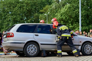 İtfaiyeciler kurtarma eğitimi sırasında hidrolik aletler kullanırlar. Kurtarma ekipleri kazadan sonra yolcunun kapısını açtılar. Katy Wroclawskie, Polonya - 28 Mayıs 2022