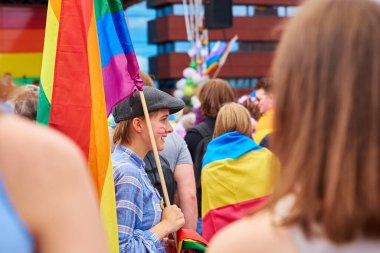 Gurur yürüyüşünde LGBTQ bayrakları olan insanlar. Hoşgörü, çeşitlilik ve cinsiyet kimlik kavramı