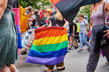Gurur yürüyüşünde LGBTQ bayrakları olan insanlar. Hoşgörü, çeşitlilik ve cinsiyet kimlik kavramı