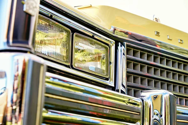 Beige Cadillac Eldorado Biarritz Retrobilsutställning Klassisk Amerikansk Retrobil Katy Wroclawskie — Stockfoto