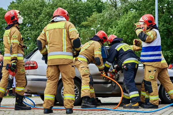 Podczas Szkolenia Ratowniczego Strażacy Używają Narzędzi Hydraulicznych Ratownicy Odblokowują Pasażera — Zdjęcie stockowe