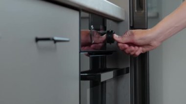 Kadın eli elektrikli fırın kontrol panelinde pişirme programı elektrikli fırın kullanan kadın, modern ev aletleri.