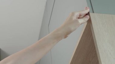 Kadın el mutfak dolabı, mutfak mobilyalarının dolap kapısı.