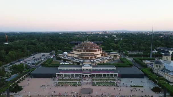 Mensen Rusten Buurt Van Multimedia Fontein Bij Hala Stulecia Wroclaw — Stockvideo