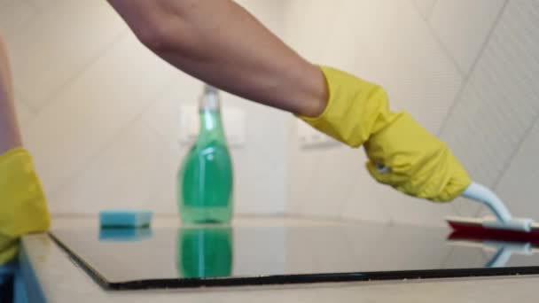 Woman Yellow Rubber Gloves Cleans Kitchen Induction Hob Cleaning Spray — Stok video