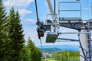 Teleferik hattı açık. Metal kablo ve füniküler mekanizma platformunda hareket eden silindirler, yaklaşın. Kaldıraç yolu ile Polonya 'daki Karpacz tatil beldesi