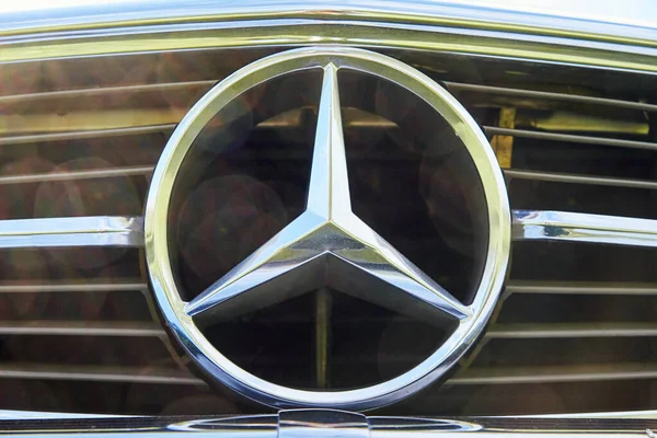 Mercedes Benz Logo Radiator Grill Retro Car Close Katy Wroclawskie — Foto de Stock