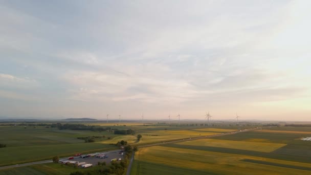 农村地区风车涡轮发电机组与美丽落日天空的空中景观 可再生 可持续 替代能源的概念 — 图库视频影像