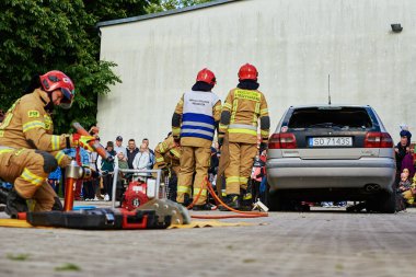 Kurtarma operasyonları sırasında üniformalı itfaiyeciler. Katy Wroclawskie, Polonya - 28 Mayıs 2022