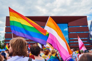 Gurur yürüyüşünde LGBTQ bayrakları olan insanlar. Hoşgörü, çeşitlilik ve cinsiyet kimlik kavramı. Şehir caddesinde gösteri var. Wroclaw, Polonya - 11 Haziran 2022