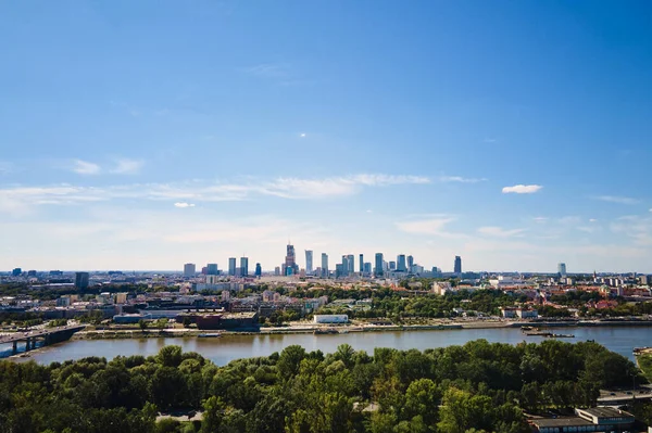夏日华沙空中俯瞰河流和市中心的摩天大楼 全景城市景观 — 图库照片