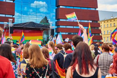 Gurur yürüyüşünde LGBTQ bayrakları olan insanlar. Hoşgörü, çeşitlilik ve cinsiyet kimlik kavramı. Şehir caddesinde gösteri var. Wroclaw, Polonya - 11 Haziran 2022